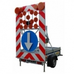 Forgalomterelő tábla utánfutóval